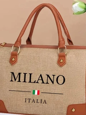 Shoppingväska Milano beige och brun - Trendig shoppingväska i beige canvas med bruna detaljer och handtag i konstläder. Väskan har texten 'MILANO ITALIA' och en liten italiensk flagga på framsidan. Perfekt storlek för shopping och snygg att bära på axeln eller i handen.