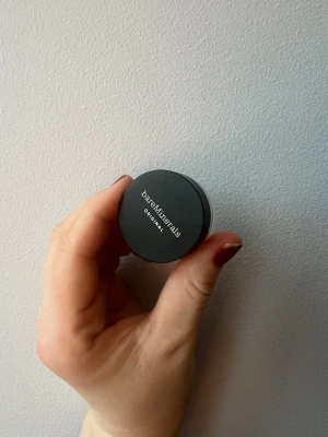 Mini bareMinerals Original Foundation Fairly Light - bareMinerals Original Foundation i nyansen Fairly Light 03. Mineralpuderfoundation. Ger en naturlig finish och är perfekt för dig som vill ha en lätt och luftig bas. Innehåller mineraler och passar de flesta hudtyper. Har öppnat den men det var fel färg för mig så den är aldrig använd.