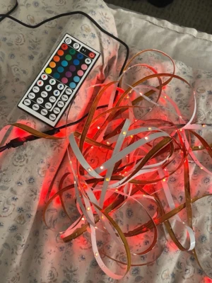 led lights - typ 14 meter, har suttit uppe så klister kan va sämre och har fått lite målarfärg på sig men inget som stör eller syns❣️