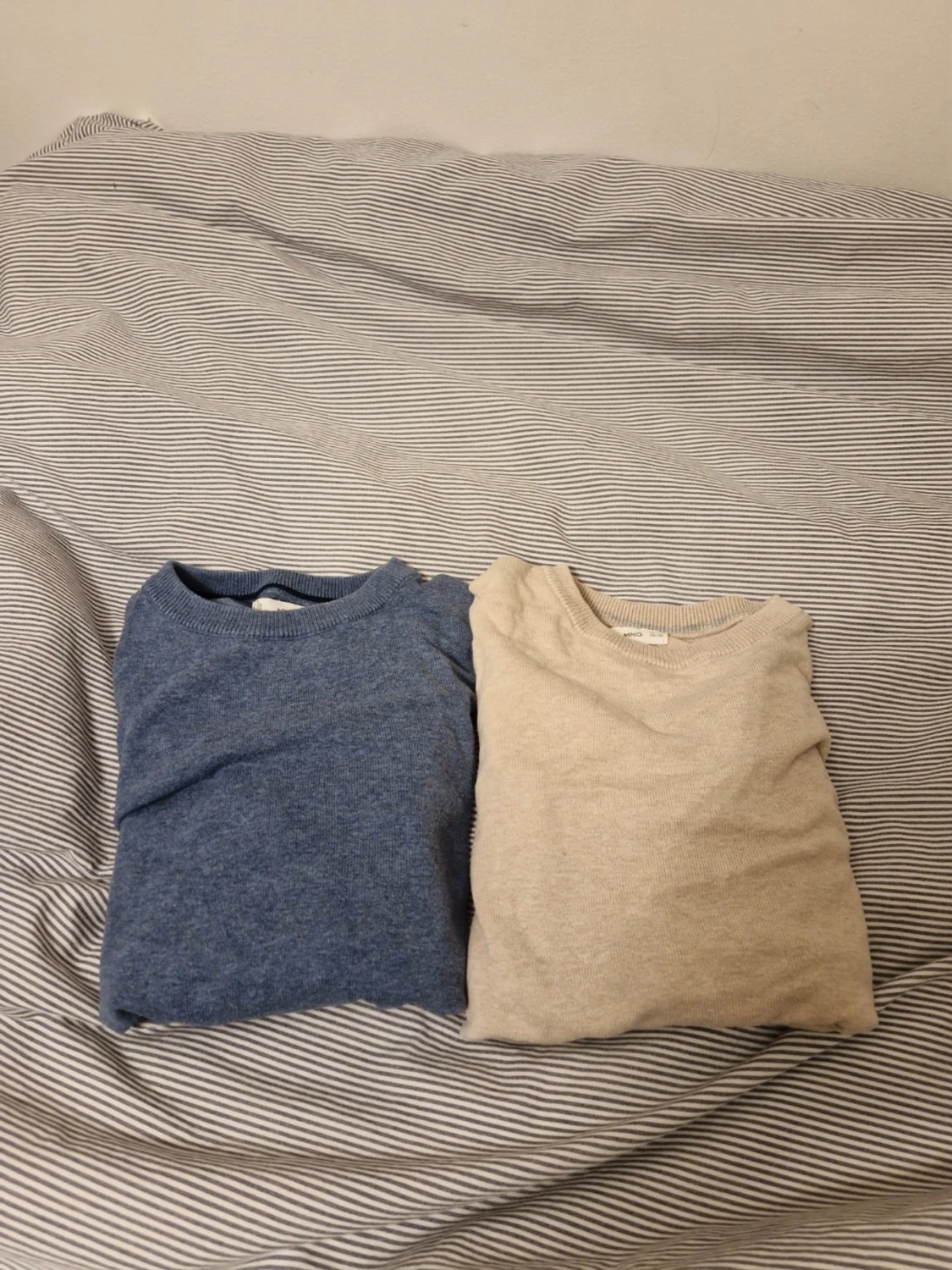 Två stickade tröjor