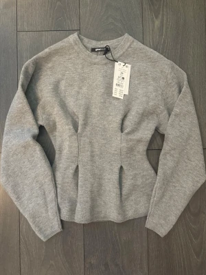 Helt ny topp med prislapp - Snygg helt ny topp från Gina med prislapp! Framhäver midjan väldigt fint, nypris 500🩷 Strl xs