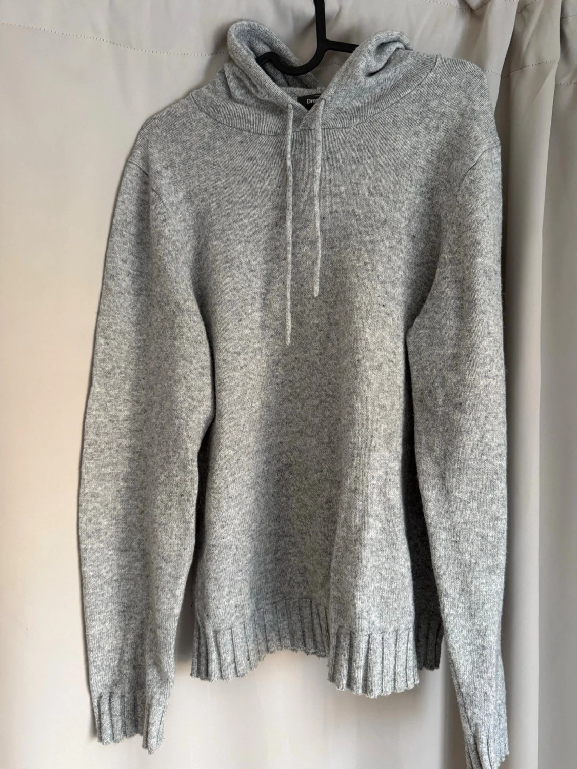 Grå stickad hoodie med huva