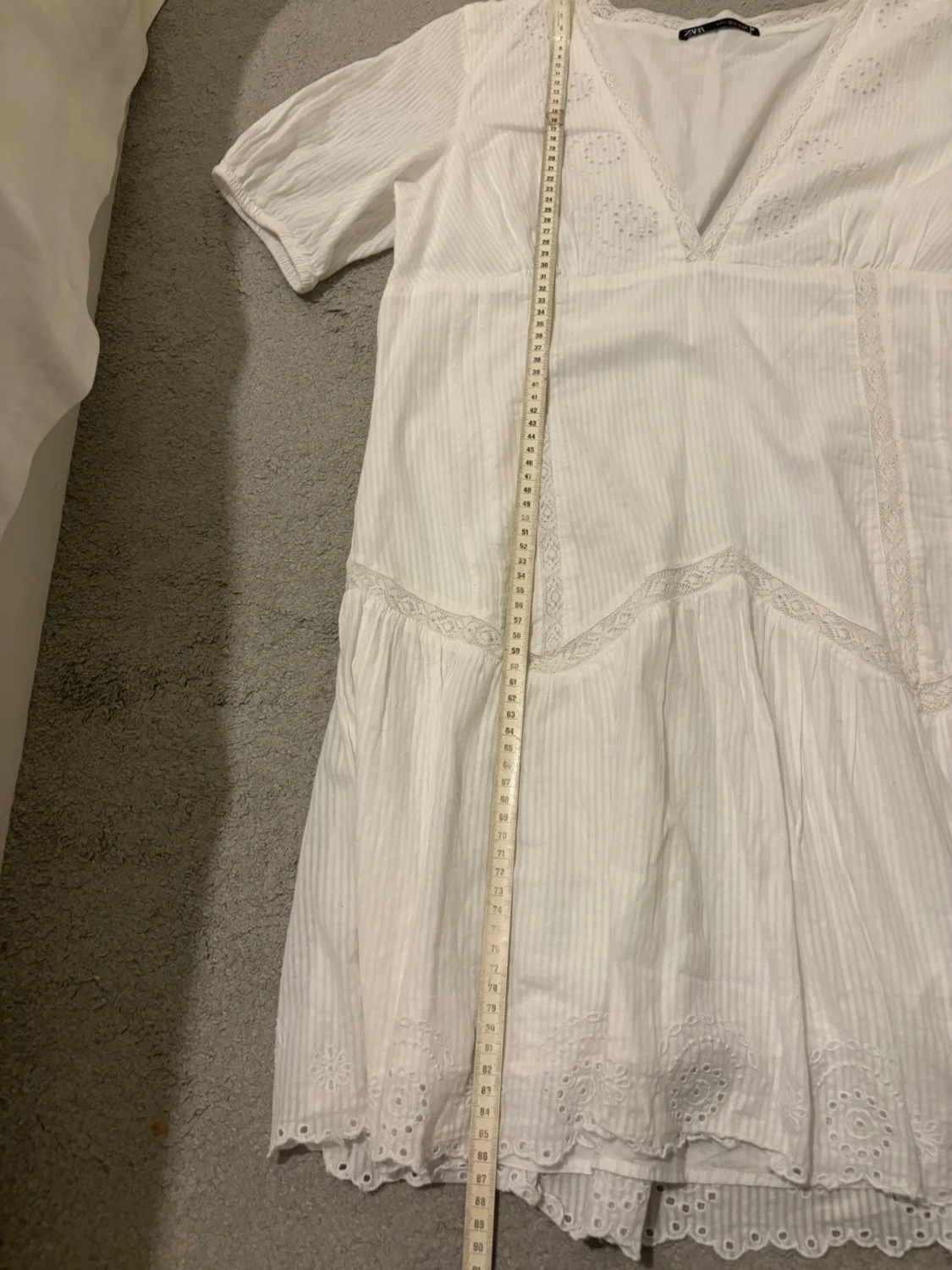 Vit kortklänning med spetsdetaljer - 4