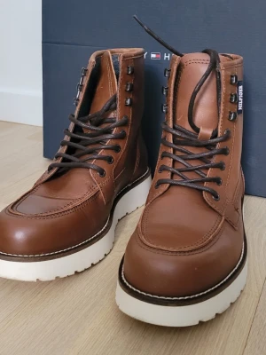 Tommy Hilfiger läderboots  - Snygga Hilfiger läderboots med mjukt foder i färgen Cognac. Herrstorlek nr 41. De är som nya, använda endast en gång. Mycket bra skick!