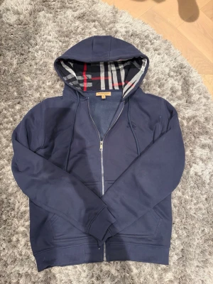 Marinblå hoodie från Burberry - Tvärfet sällsynt navy burberry zip up | storlek M men passar även S | mycket bra skick | fråga vid funderingar!