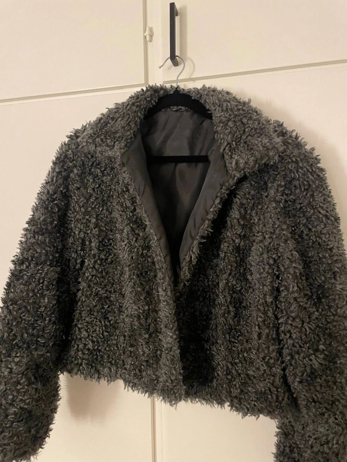 Mörkgrå teddyjacka med krage