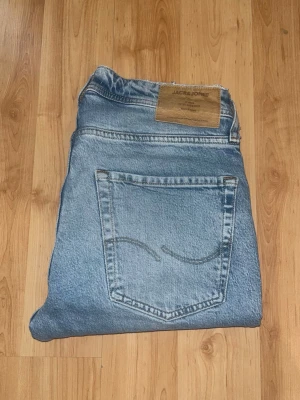 Jack & Jones jeans  - Ljusblåa jeans från Jack & jeans, modell slim straight/ Tim. Midja 37cm, längd 97cm. JAG SKICKAR EJ FLER BILDER NÄR JAG BÄR JEANSEN! för bättre inblick i passformen rekommenderar jag att googla på modellnamnet. För storleksguide kolla måtten noggrant då jeansen alltid kan vara uppsydda heller krympta och jag ej tar emot returer :) 