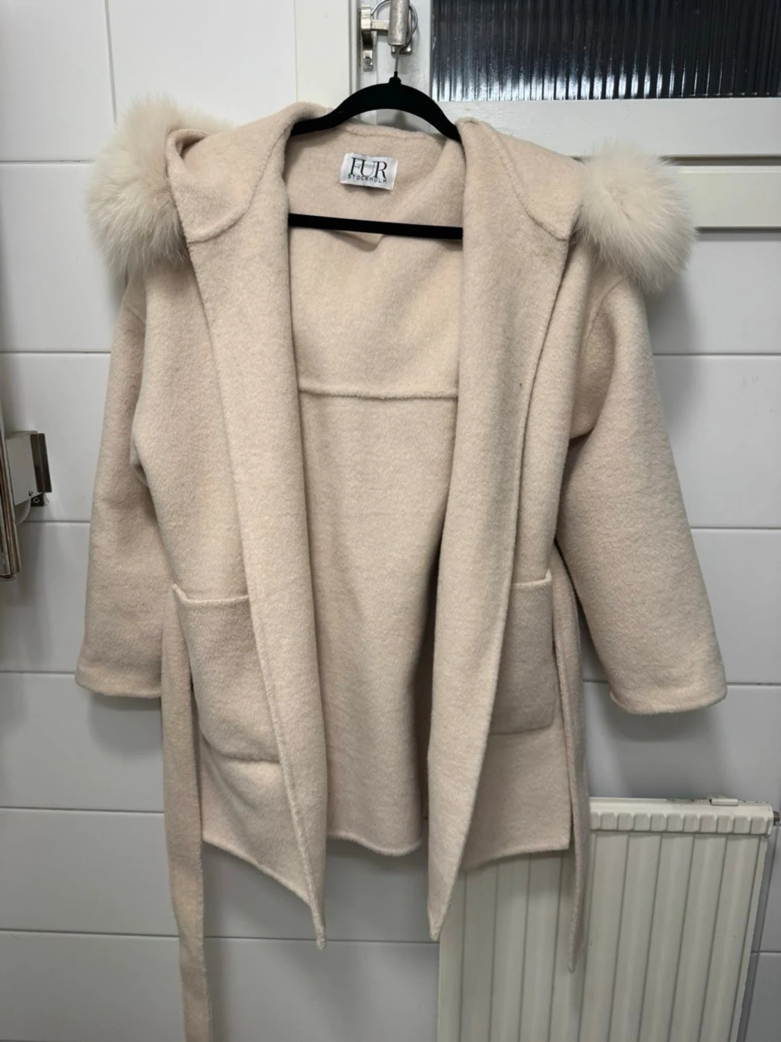 Beige kappa med fuskpäls från FUR - 2