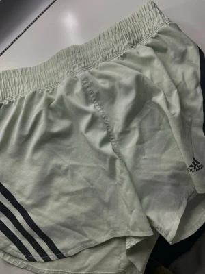 Ljusgröna Adidas träningsshorts - Mintgröna tränings shorts från Adidas, jättebekväma till både träning eller till vardags! 