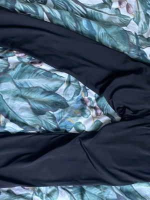 Svarta mjukisbyxor från Moncler - Säljer ett par svarta mjukisbyxor från Moncler med broderad logga på benet. Byxorna har dragsko i midjan och muddar vid bensluten. Tillverkade i mjukt material som känns skönt mot huden. Perfekta för chill dagar eller när du vill ha en clean look.