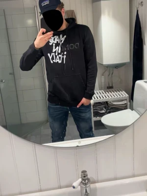 Dondup hoodie ”made in italy” - Säljer denna sjukt eftertraktade dondup hoodie. Vad jag sett finns de endast 1 till ute på Plick. Grymt skick och inga tecken på använding🤗. Storlek XL(sitter som L). Skriv vid frågor😇.  Bvsa!!