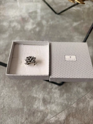 Silvrig ring från Edblad med nitar - Populär och cool ring från Edblad med nitar. Storlek XS (16.00). Knappt använd!🌟