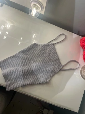 Festtopp - Jätte fint silvrigt / glittrigt linne!! Sitter så fint o figurnära, ställ gärna frågor 🥰