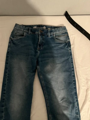 Blå X-Wide jeans från LAB Industries - tjena Säljer ett par blåa jeans från LAB Industries i modellen X-Wide.  Som är i mycket bra skick förutom bara lite material som har gått av men igår o sy 🪡 🧵 :skick 7-8/10 ingen fläckar eller något liknande men går absolut att använd har inte använt den på nästan 2 år.. och den passar mig som är 172cm, kommer ej till användning. Hör av er vid intresse🙌🏻