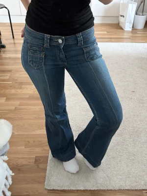 Vintage Lågmidjade Pepe Jeans - Knappen har ramlat av men det går bra att sätta dit en extraknapp. Kan skicka med en.
