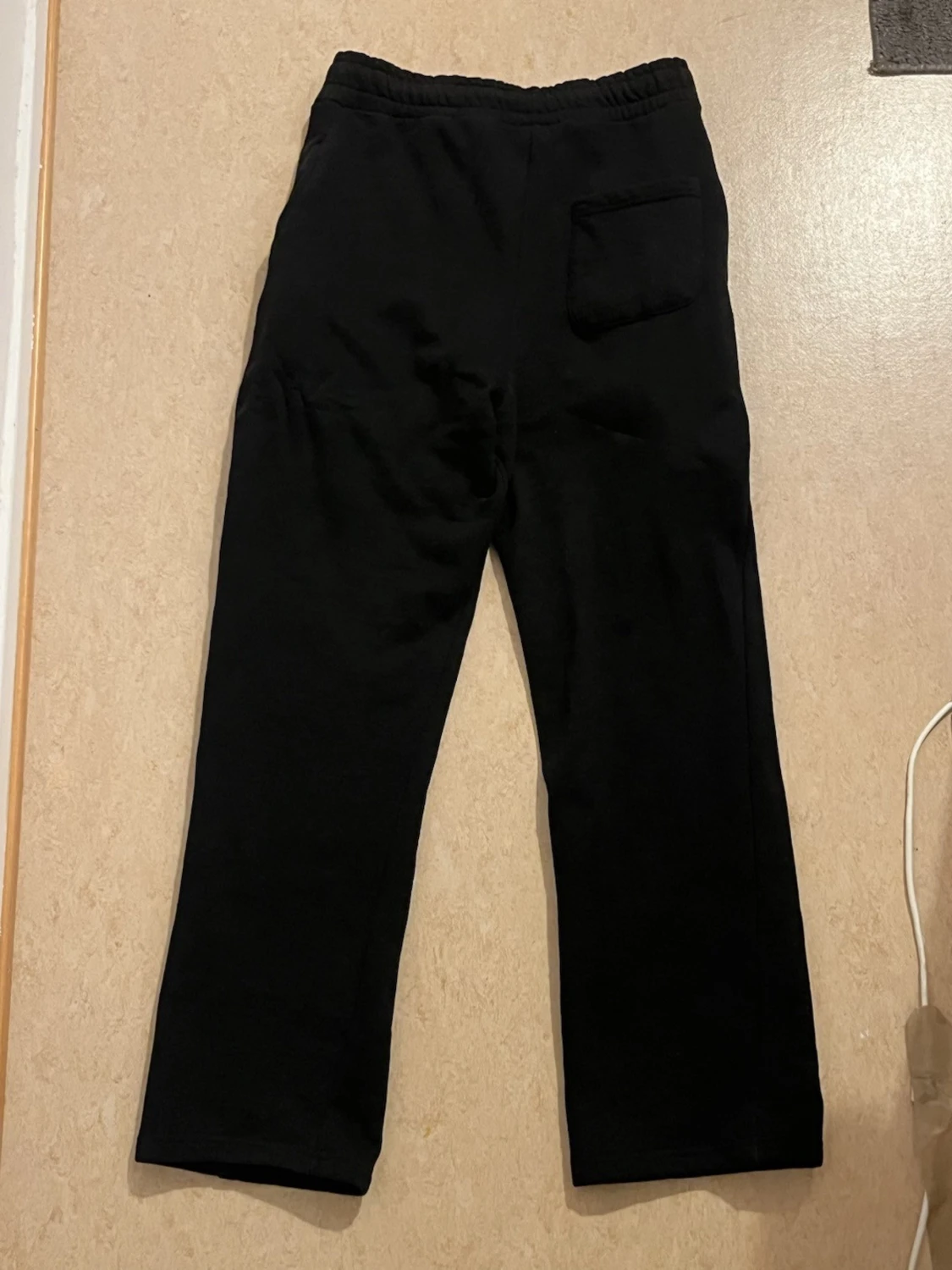 Svarta mjukisbyxor från Favela Clothing - 1