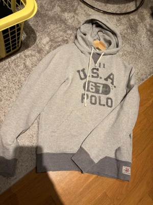 Ralph Lauren hoodie - Grå Polo Ralph Lauren hoodie i storlek S, väldigt bra skick