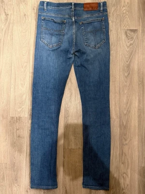 Tiger of Sweden Slim Jeans Blå - Fint skick. Storlek: W30/L32. Mått - Midja: 38cm, Benlängd: 101cm. Modellen är 185cm & 63kg. Hör av dig vid funderingar!🤝