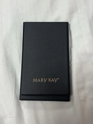 Mary Kay sminkspegel i svart och rosa - Snygg och stilren sminkspegel från Mary Kay i svart plast med ljusrosa insida. Kompakt och smidig att ha med i väskan eller på sminkbordet. Perfekt för att fixa sminket när du är på språng. Pris kan diskuteras!