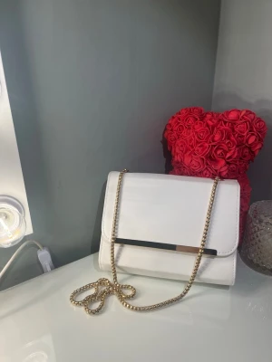 Handväska  - Jätte fin axelremsväska / handväska jag fått av en vän,  Med fina gulddetaljer. Passar till allt🥰