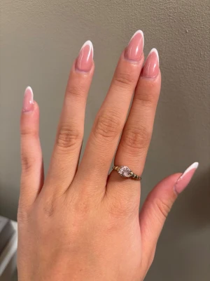 Silver ring - En silver ring i 925 som har en rosa Sten