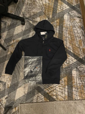 Ralph lauren kofta med zip - Ralph lauren kofta med zip den är mörk blå och fin och ny