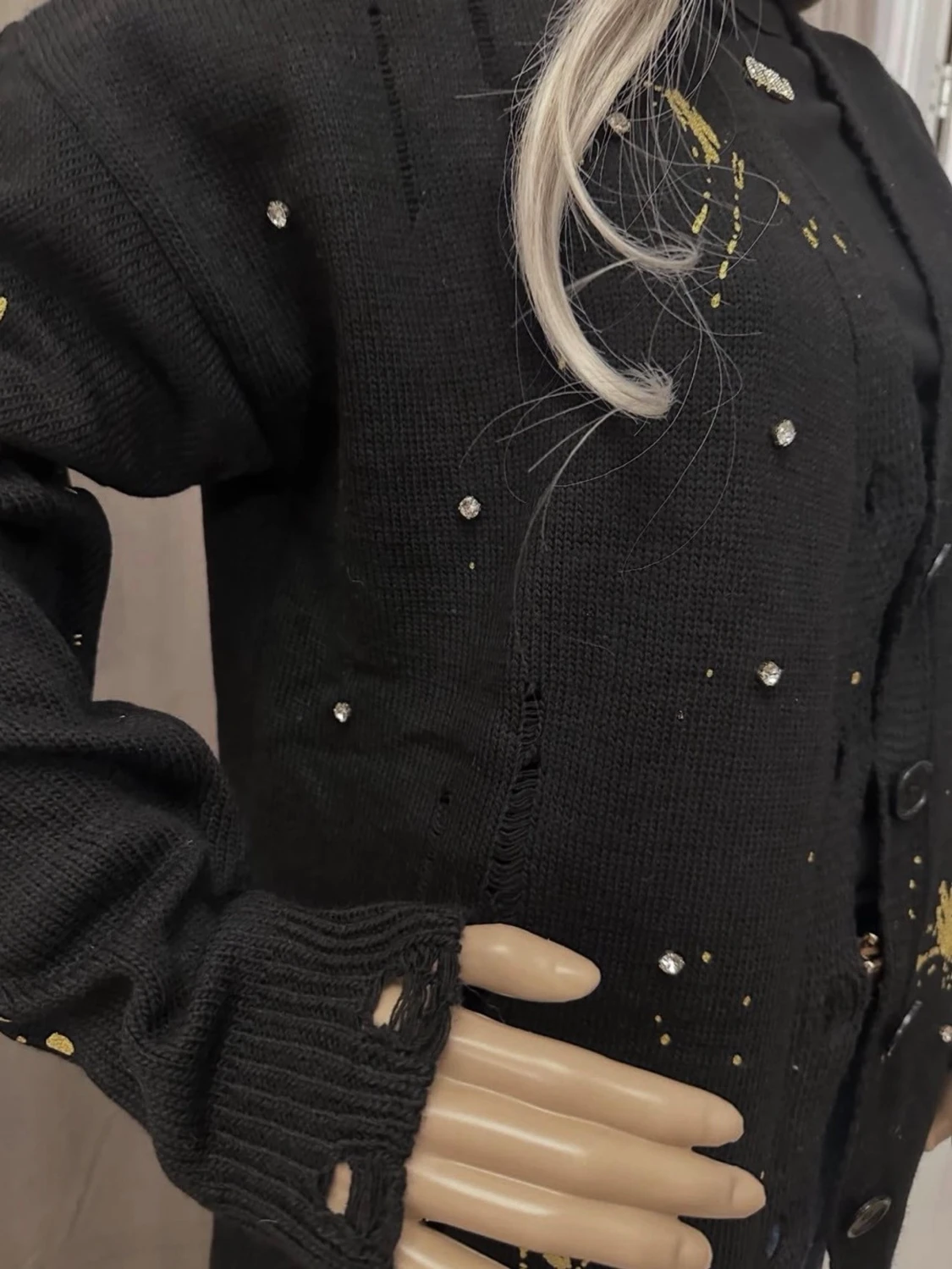 Svart kofta med guldstänk och pärldetaljer - 1