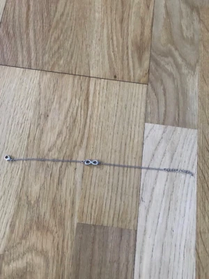 Silver armband  - Silver armband mycket bra skick nästan o använd den är väldigt bikväm att ha på sig och är väldigt simpelt att ha på sig