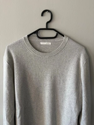 Stickad tröja från Zara - Säljer en riktigt fet stickad tröja från Zara i storlek M. Aldrig använd!