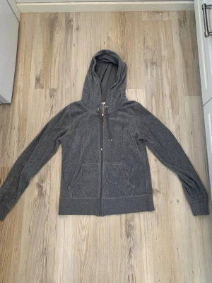 Kofta - Grå velourkofta från Cubus. 