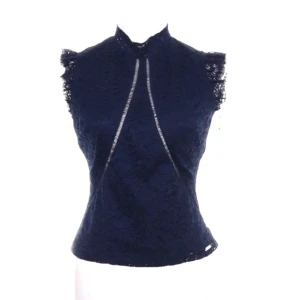 Blå spetstopp från Guess - Så snygg mörkblå spetstopp med volanger vid axlarna och en silverdetalj längst ner, finns två knappar i nacken🪽Är storlek S men skulle säga det passar bättre på XS💞Den är hel och ren, skickar samma dag/dagen efter✨