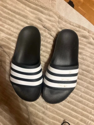 Adidas tofflor - Storlek 37