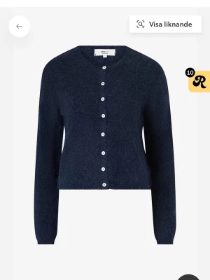 Stickad kofta från Gina tricot  - Helt ny (lappen kvar), mohir kofta från Gina tricot - köpt på ellos 