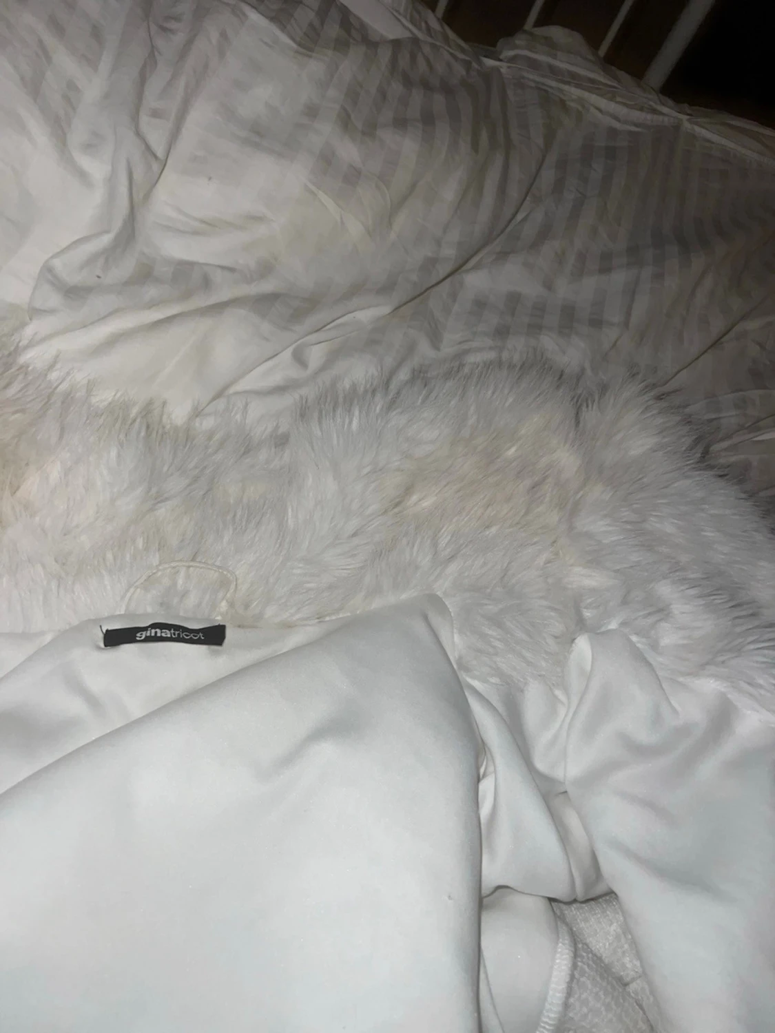 White Faux Fur Jacket – Gina Tricot | Size M - 2