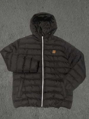 Jacka Urban Classics - Svart jacka från Urban Classics Nyskick, endast använd 1-2 gånger! Storlek XXL Hör av dig vid funderingar🤩