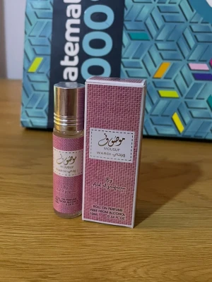 Mousuf Wardi Roll On Parfym - Smidig roll on-parfym utan alkohol, perfekt för dig som vill ha en lättanvänd doft i fickformat. Volym: 10 ml. Enkel att ta med överallt och passar dig som gillar att testa nya dofter.