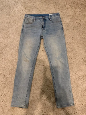 Ljusblå jeans från Brunello Cucinelli  - Säljer ett par ljusblå washed jeans från Brunello Cucinelli i femficksmodell. Bekväm passform i premium denim, i bra skick, knappast använda. Nypris cirka 1200 euro. Inga kvitton kvar. Välkomnar seriösa prisförslag.