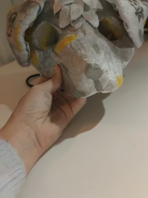 Halloween therian mask  - Bild 1 hur den ser ut, bild 2 utan lugg, bild 3 öra 1 , bild 4 öra 2 , bild 5 baksidan, bild 6 hur bra man ser