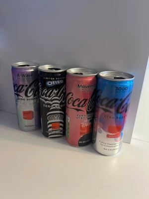 Coca cola / pepsi collection  - Stor samling med svenska coca cola och pepsi utgåvor som jag har sparat för skojs skull. Det är burkar från 2018-2025. säljer också några glas och glas flaskor. Vissa är limiterade och går inte att få tag i längre. Två burkar är import drycker.  Om köp föreslår jag avhämtning vid mitt hus då det är svårt att skicka de utan att de förstörs. bor i lerum/gbg. dm för frågor/bilder. Endast seriösa (: