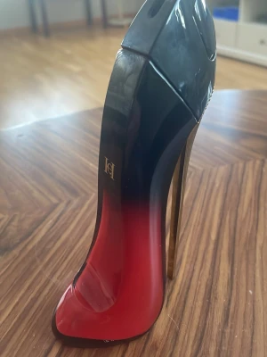 Very good girl Elixir🍒 - Snygg parfym i en unik klackformad flaska med svart och röd design. Perfekt för dig som vill sticka ut och addera en cool detalj till din samling. Märkt med CH 🌹