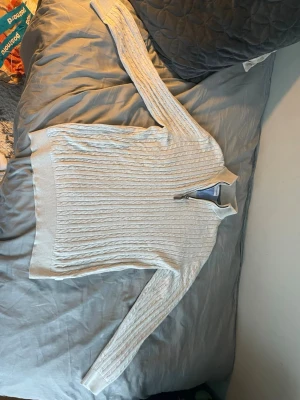 Beige stickad half zip tröja Lindbergh - Säljer en beige stickad tröja från Lindbergh i storlek M. Tröjan har ett klassiskt kabelstickat mönster, half zip-dragkedja och hög krage. Relaxed fit för skön passform och långa ärmar. Perfekt för dig som gillar stilren och enkel design. Priset kan diskuteras, hör gärna av dig om du har några frågor! Har testat tröjan en gång annars är den som ny 