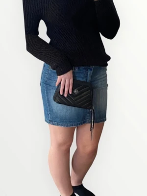 Svart kuvertväska i skinn - Snygg svart kuvertväska i skinn material med quiltad design och dragkedja. Förutom handväska skulle man också kunna använda den som nessesär eftersom den inte har några band. Den är helt ny med prislapp kvar. Från märket lycke Oslo. Ordinarie pris 299kr