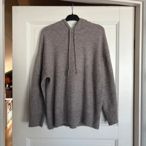Stickad hoodie - Snygg grå/brun tröja från Lindex, stl S!  Perfekt för alla tillfällen – mjuk och bekväm, säljer då jag inte använder den lika mycket som förr, men inga skavanker eller skador. Pris: 249 Perfekt för hösten! Kontakta mig för mer bilder eller info😀