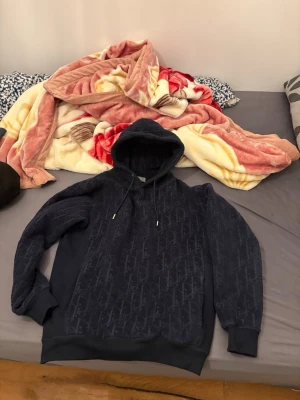 Hoodie  - En väldigt skön hoodie som passar både storlek S och M. 