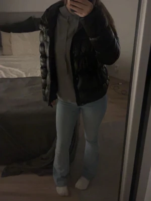 Stickad hoodie  -  En fin grå stickad hoodie i kashmir material. Den är helt ny i storlek S från Gina tricot. Inget tecken på användning. 