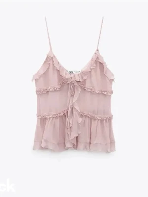 Rosa volangtop från Zara - Säljer en ljusrosa linnetopp från Zara med tunna axelband, volangdetaljer och knyt framtill. Toppen är knappt använd. Pris kan diskuteras vid snabb affär💗