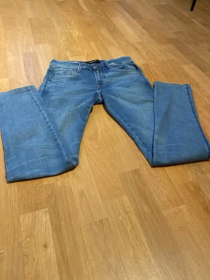 Replay Anbass - Säljer ett par blå Replay jeans