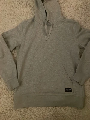 Björn Borg hoodie - Säljer nu denna gråa stilrena hoodie från Björn Borg. Hoodien är aldrig använd pga fel storlek perfekt för både sommar och vinter med sin tidslösa design!