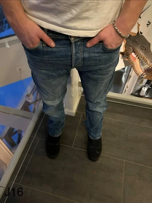 Blå jeans från Jack & Jones - Säljer ett par klassiska blå jeans från Jack & Jones med Comfort/Mike passform. Hör av er vid minsta funderingar!