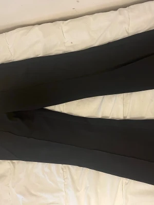 Svarta bootcut kostymbyxor   - Svarta bootcut kostym byxor från Gina Tricot i storlek M. Snyggt klassisk modell med rak linning på låren samt en liten bakficka. Aldrig andvända❣️